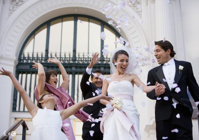 結婚婆婆給十萬彩禮，去婆家路上碰到一個乞丐，媽堅決不讓我嫁了