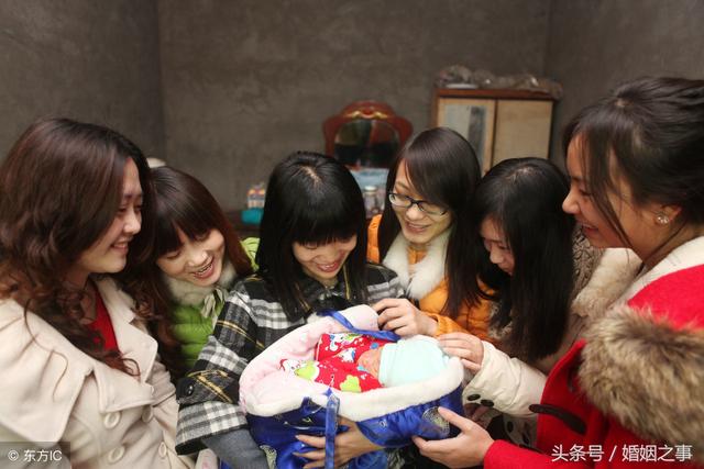 女兒滿月準備宴席30多桌，結果只來10桌，婆婆的話讓我尷尬不已