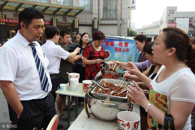 路上不小心碰了賣飯大娘，被迫花錢買碗白開水，沒想到救自己一命