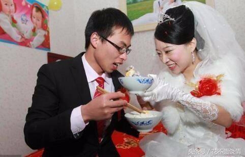 兒媳生病，婆婆找娘家要醫藥費，錢到手後正要回家，拉開門，蒙住