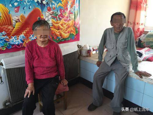 兒媳生病，婆婆找娘家要醫藥費，錢到手後正要回家，拉開門，蒙住