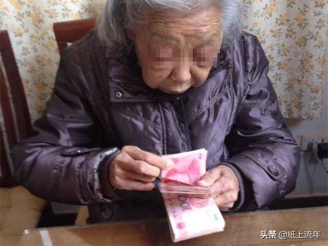 兒媳生病，婆婆找娘家要醫藥費，錢到手後正要回家，拉開門，蒙住
