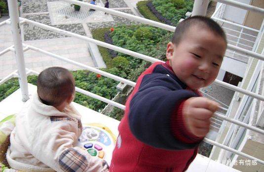 2歲男孩高樓掉下，男子路過接住，像是自己兒子，回家後妻子淚目