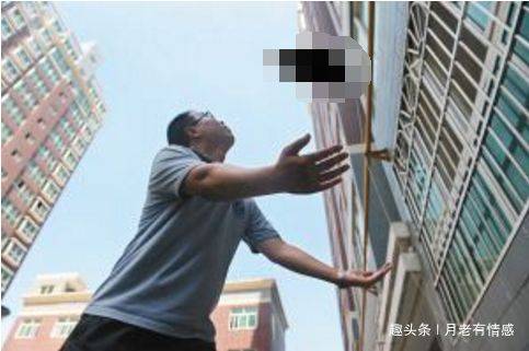 2歲男孩高樓掉下，男子路過接住，像是自己兒子，回家後妻子淚目