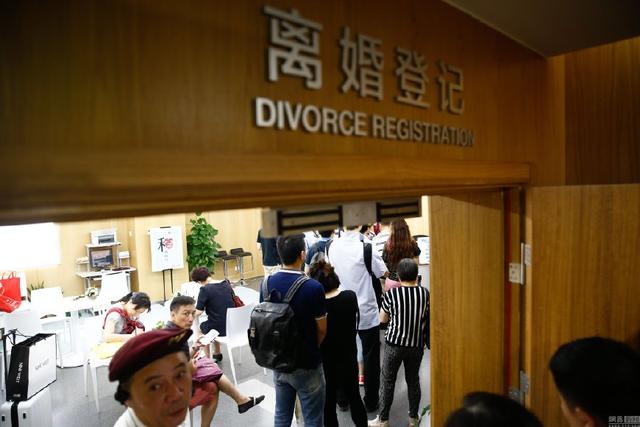 離婚時5萬存款給前妻，媽生病她上門，看到她的手鐲，我全身發冷