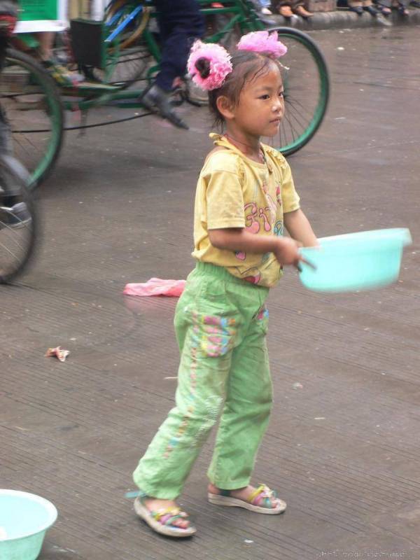 小女孩給了乞丐7塊6毛錢，誰知乞丐笑著數完錢後卻立刻報了警