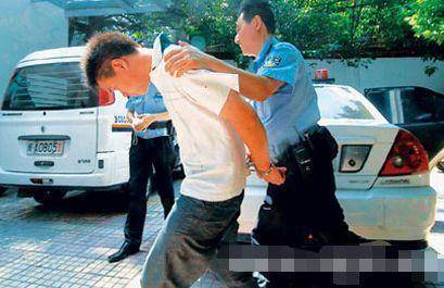 小女孩給了乞丐7塊6毛錢，誰知乞丐笑著數完錢後卻立刻報了警