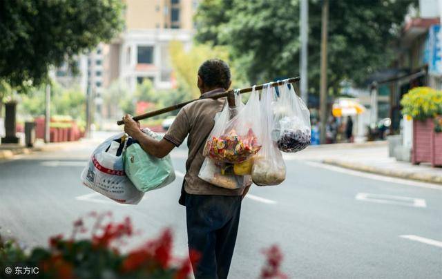妻子罵丈夫沒出息，他生氣離家，奮鬥八年成老闆後回家，進屋愣了