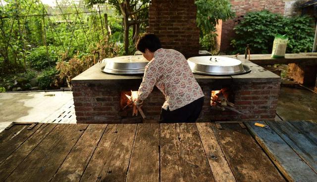 我給婆婆喝了十年稀飯，婆婆去世前拉著我手說：你真是我的好兒媳