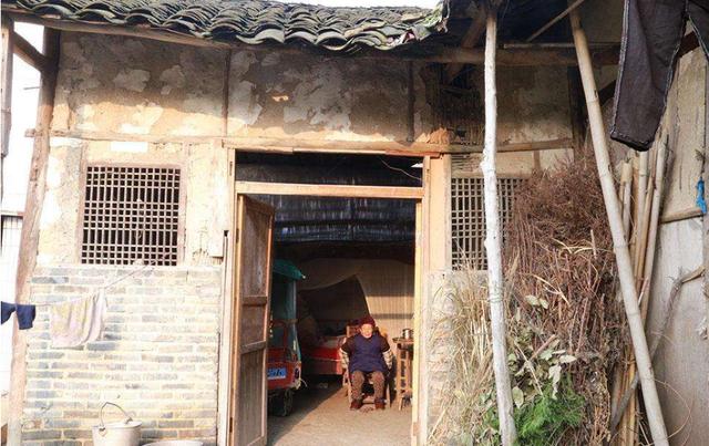 我給婆婆喝了十年稀飯，婆婆去世前拉著我手說：你真是我的好兒媳