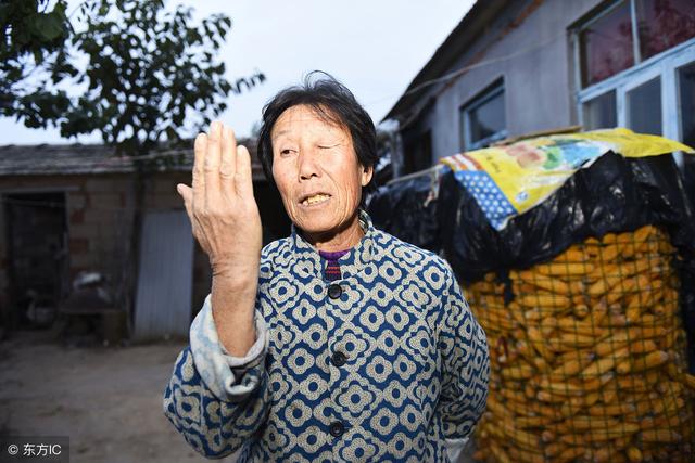 我嫁窮小子父母跟我斷絕關係，六年後母親生病我給十萬後才知被騙