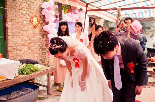 女兒結婚5天就被女婿打，去女婿家問罪，進門後立馬給女兒一巴掌
