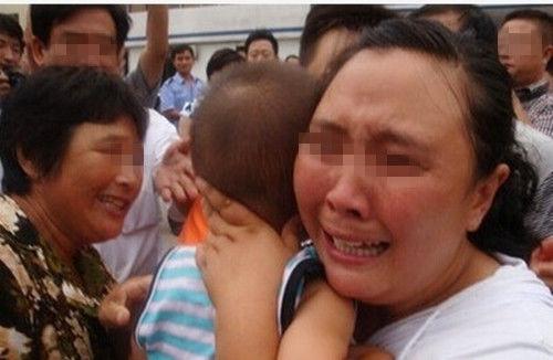4歲兒子下落不明，鄰居過來安慰，狗卻叫個不停，母親果斷報了警