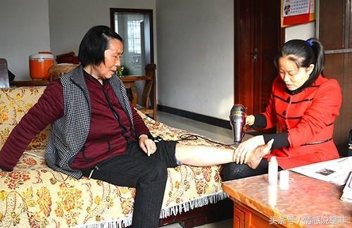 女兒伺候母親於床前，母親謾罵女兒不孝，女兒一氣之下把兒子告了