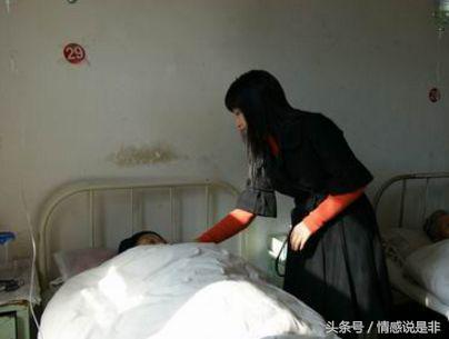 女兒伺候母親於床前，母親謾罵女兒不孝，女兒一氣之下把兒子告了