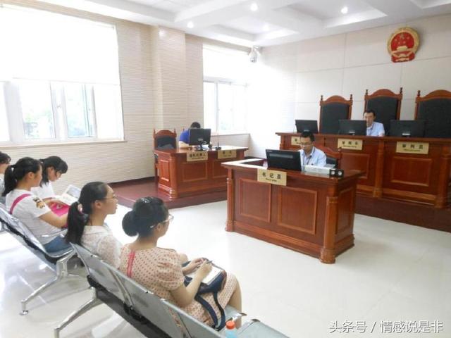 女兒伺候母親於床前，母親謾罵女兒不孝，女兒一氣之下把兒子告了