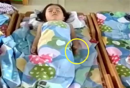 女兒在幼稚園午睡，老師發來一段視頻，媽媽看完瞬間泣不成聲