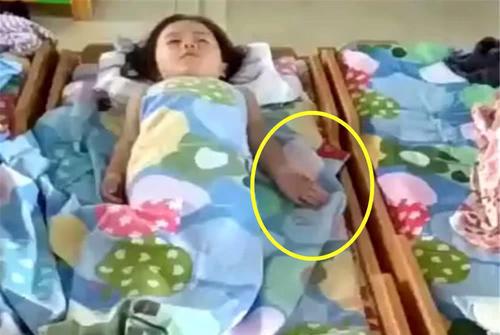 女兒在幼稚園午睡，老師發來一段視頻，媽媽看完瞬間泣不成聲