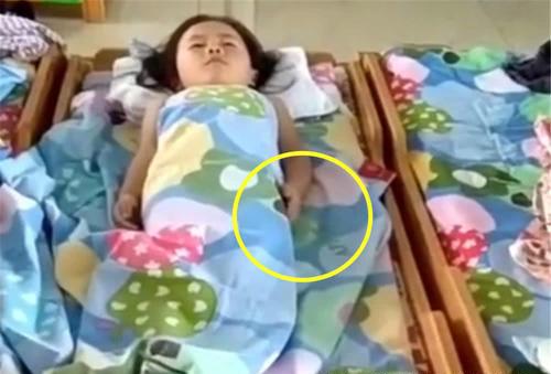 女兒在幼稚園午睡，老師發來一段視頻，媽媽看完瞬間泣不成聲