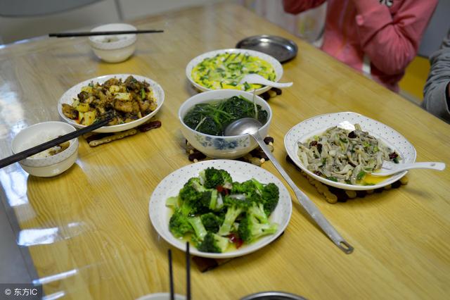 婆婆從鄉下送來特產，兒媳笑臉迎接，出門後，母親就讓兒子離婚