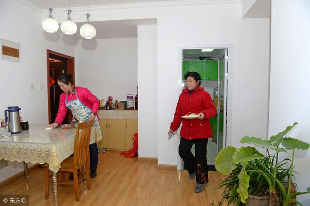婆婆從鄉下送來特產，兒媳笑臉迎接，出門後，母親就讓兒子離婚