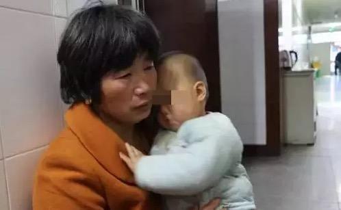 幫兒媳婦帶孩子，飯菜好了讓她先吃，再回桌上時我淚流不止！