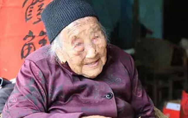 女兒每月給母親8千生活費，母親去世剩8塊，去銀行一查，哽咽