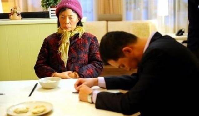 妻子走了三年，丈夫去探望岳母，隔窗見到一個身影，才知岳母秘密