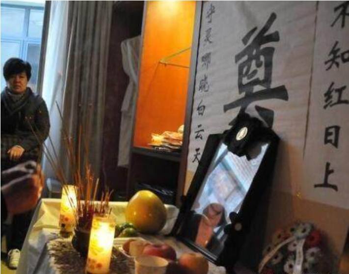 兒子打工八年未回，卻每月寄錢回來，媽假裝去世，看見來人後蒙住