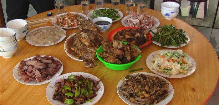 夫妻回家過年，桌上沒擺兒媳的碗筷，婆婆指指鞋底，兒子掀翻桌子