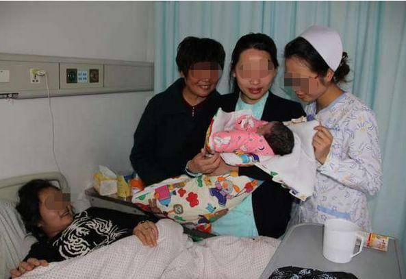 龍鳳胎剛出生，婆婆就趕來搶，小舅子直接一下過去，婆婆蒙了
