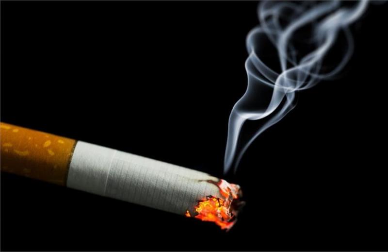 帶6萬去女友家探親，准岳母回禮一條煙，上廁所拿起煙：逃命吧！