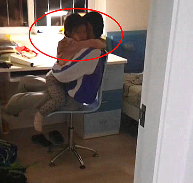 妹妹做錯事被媽媽批評，哭著跑到哥哥懷裡求安慰，接下來的發展...網友不淡定了！ 