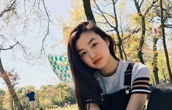 哥哥賣房替弟弟還40萬欠債，妻子要離婚，兩年後男子的福報來了