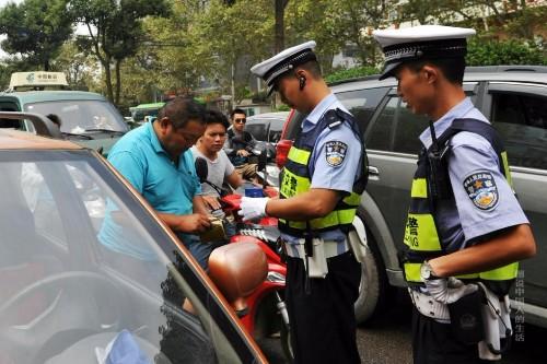 女子開車上班，撞到一老太，逼她跪車前認錯，見到老太兒子，癱地