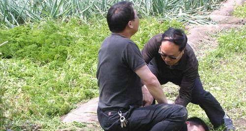 婆婆不幸離世，兒子玩手機撥通她的號碼，電話接通，老公如遭雷擊