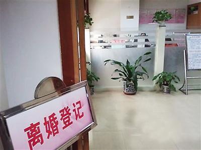 岳母來看女兒，老婆做一桌好菜招待，飯桌上女兒說句話，我提離婚