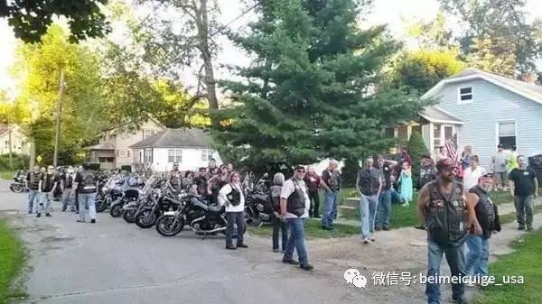 這名小男孩出門去郵局寄信，沒想到卻遇上「不良少年霸凌」！結果竟突然跑來「40個暴走族」所有人都不知所措嚇壞了！