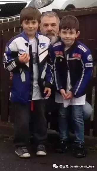 這名小男孩出門去郵局寄信，沒想到卻遇上「不良少年霸凌」！結果竟突然跑來「40個暴走族」所有人都不知所措嚇壞了！