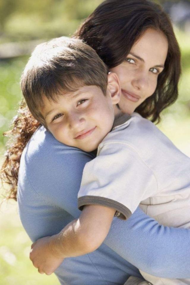 和老婆離婚6年，在同學聚會上再次相見，看到他的手機我痛哭流涕