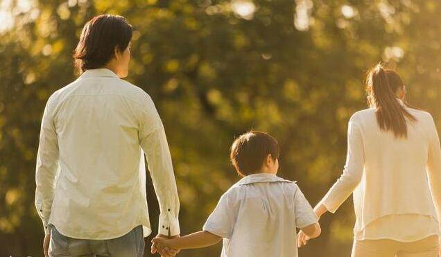 裝窮考驗女友，她過關俺準備求婚，她卻分手嫁別人，瞥見新郎暈了