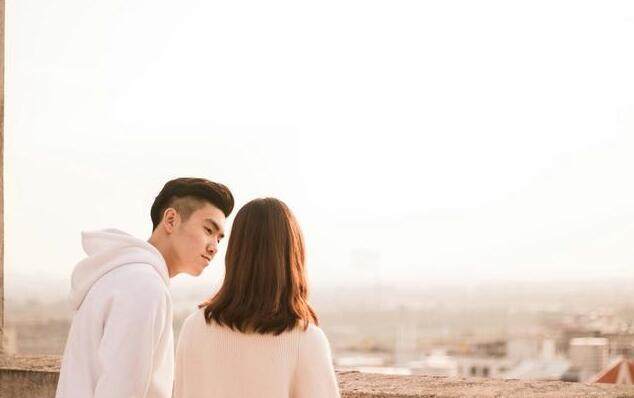 裝窮考驗女友，她過關俺準備求婚，她卻分手嫁別人，瞥見新郎暈了