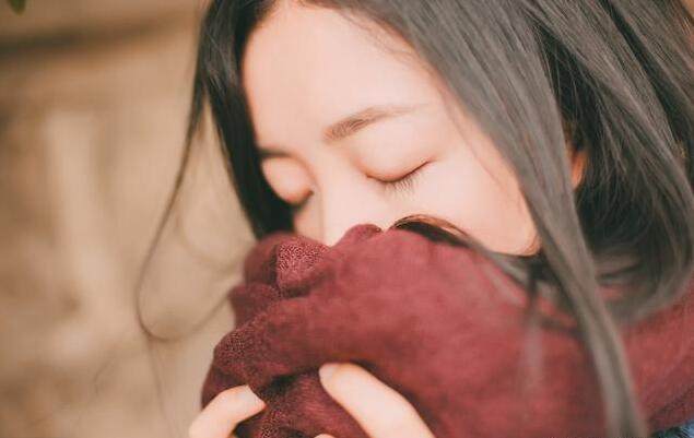 裝窮考驗女友，她過關俺準備求婚，她卻分手嫁別人，瞥見新郎暈了