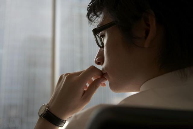 裝窮考驗女友，她過關俺準備求婚，她卻分手嫁別人，瞥見新郎暈了