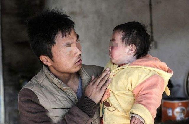 丈夫每月給妻子寄5千，提前回來過年家中無人，拿開鍋蓋他愣那了