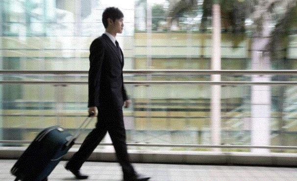 丈夫早回家一步，發現妻子在給婆婆洗腳，衝過去就踢翻腳盆