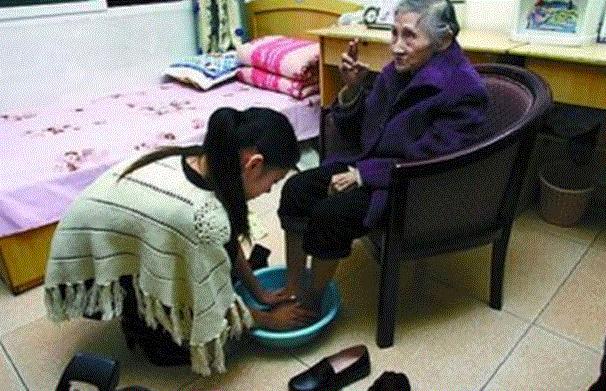 丈夫早回家一步，發現妻子在給婆婆洗腳，衝過去就踢翻腳盆
