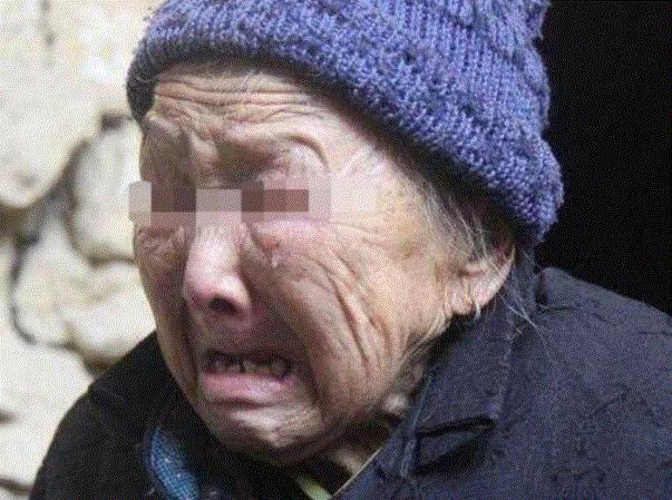 丈夫早回家一步，發現妻子在給婆婆洗腳，衝過去就踢翻腳盆