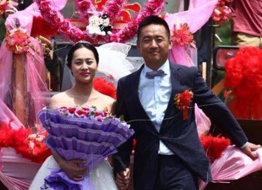 離婚三年，前妻來給女兒過生日，飯桌上前妻說一話，讓我如墜冰窖