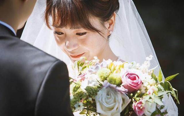 離婚三年，前妻來給女兒過生日，飯桌上前妻說一話，讓我如墜冰窖